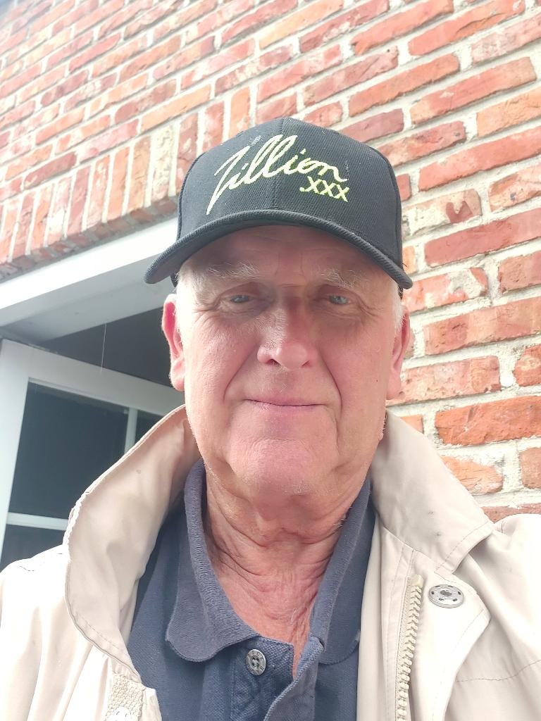 MAN ZKT VROUW, Contacts & Messages