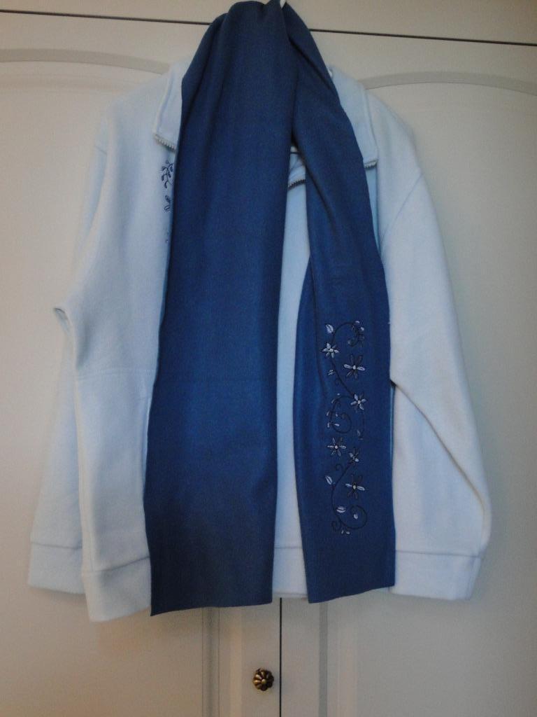 Veste polaire avec écharpe assortie, Vêtements | Femmes, Taille 42/44 (L), Enlèvement ou Envoi, Porté, Bleu