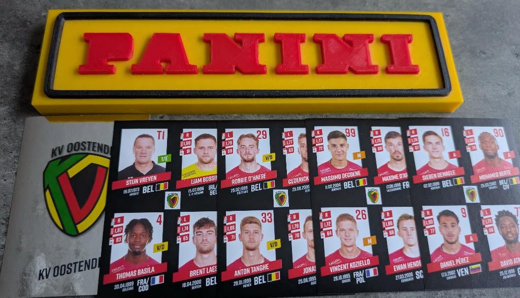 Panini FOOTBALL 2023/24 5 STICKERS KV OOSTENDE 16 SPELERS, Hobby en Vrije tijd, Stickers en Plaatjes, Nieuw, Ophalen of Verzenden