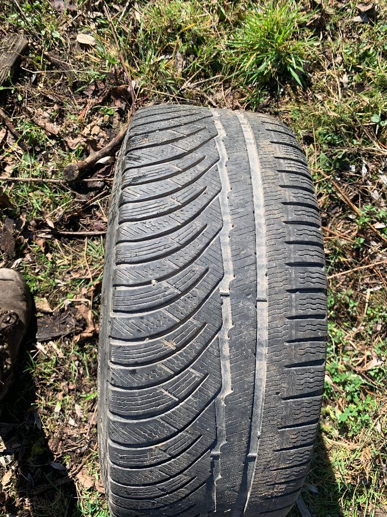 Pneu hiver  225/40R18 monté sur jantes, Pneus et Jantes, Pneus hiver, 18 pouces, Enlèvement