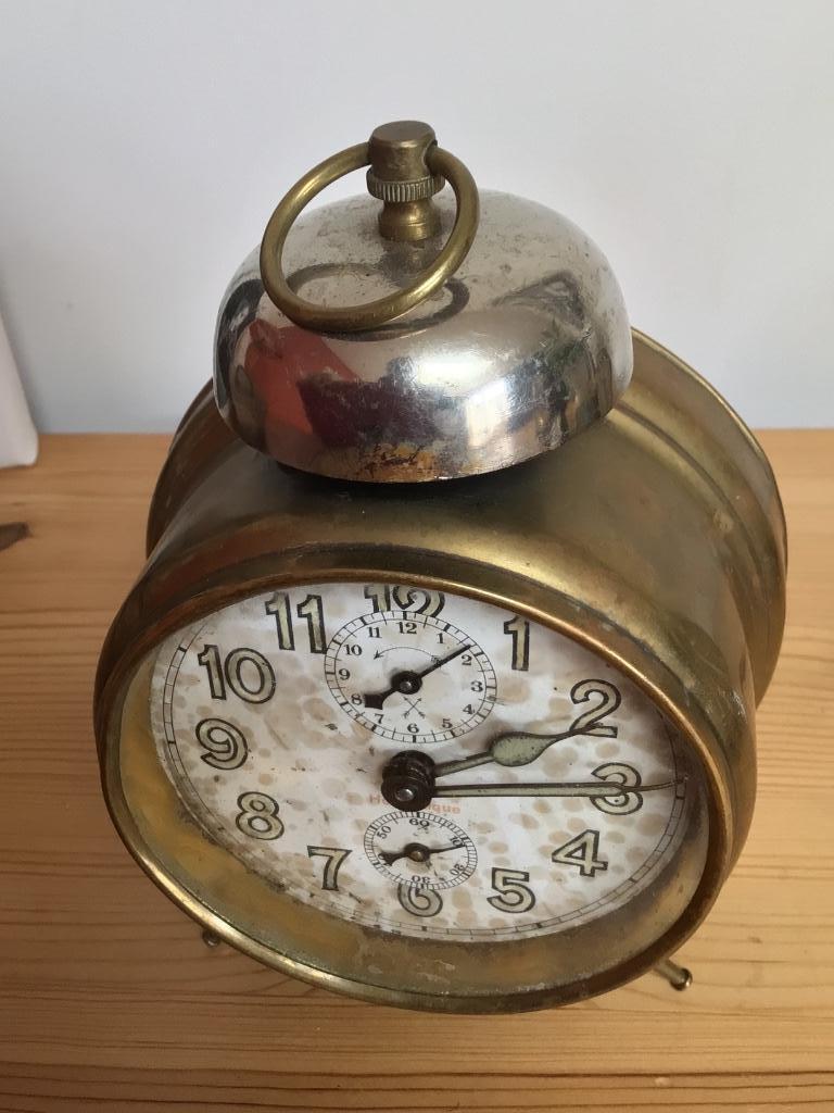 Ancien reveil à cloche des années 1930, Enlèvement