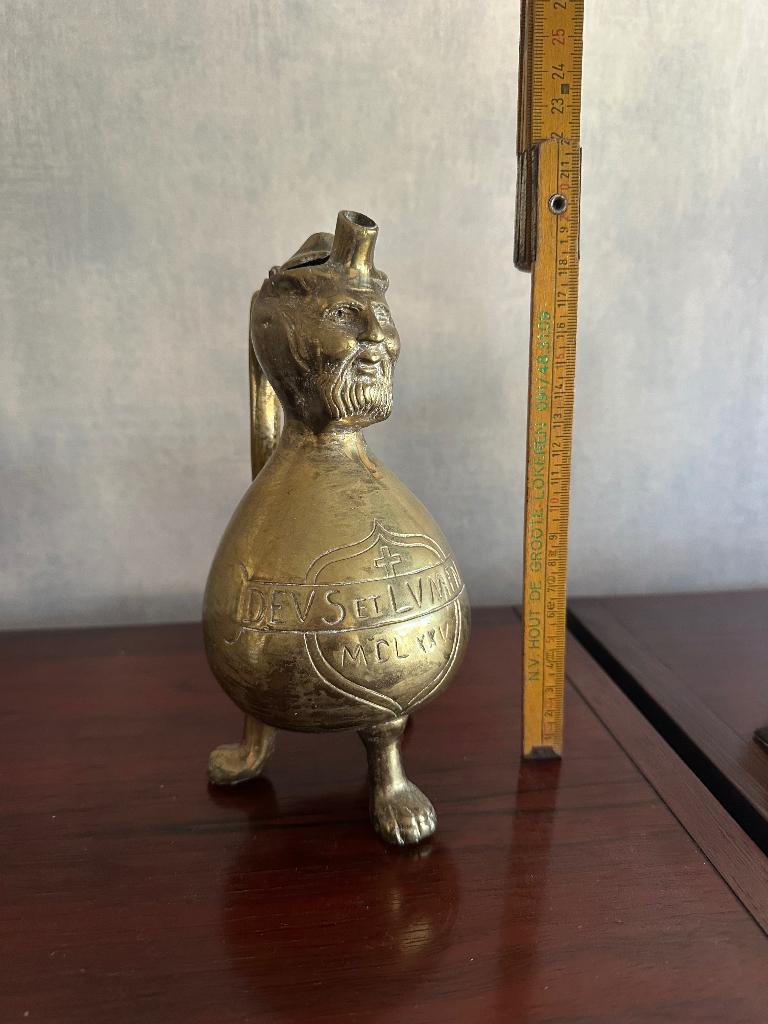 Een bronzen aquamanille, Ophalen