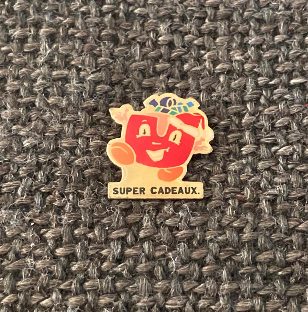 PIN - SUPER CADEAUX, Envoi, Utilisé, Autres sujets/thèmes, Insigne ou Pin's