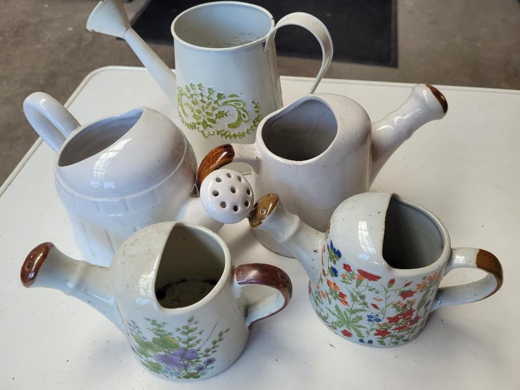 Set van 4 decoratieve gieters + 1 metaal in goede staat., Ophalen of Verzenden, Metaal