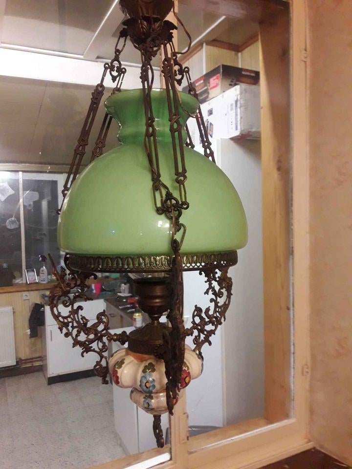 Vieux lustre en bronze avec globe en opaline vert, Antiquités & Art, Antiquités | Éclairage, Enlèvement