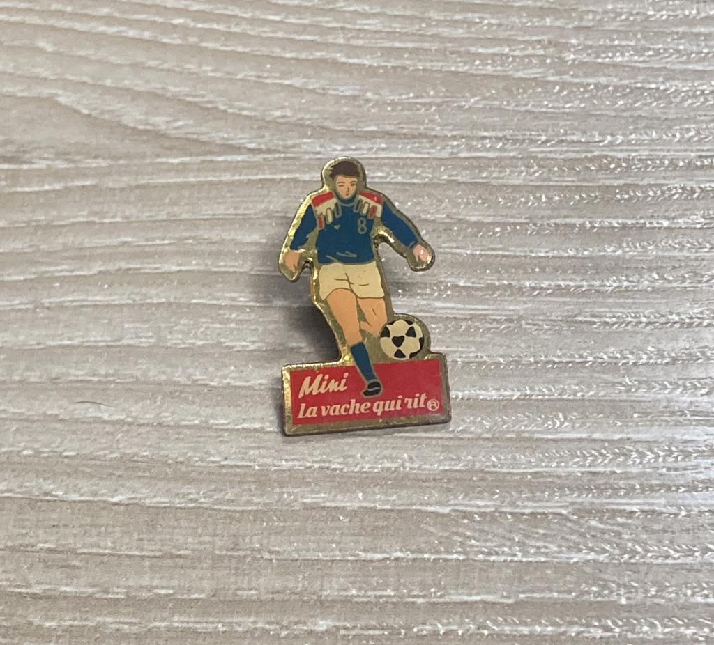 PIN - LA VACHE QUI RIT - FOOTBALL - VOETBAL, Verzenden, Gebruikt, Sport, Speldje of Pin