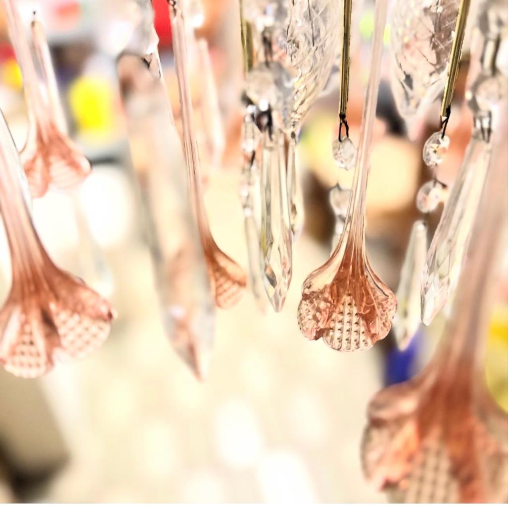 Lustre en cristal Pink Teardrop, Enlèvement