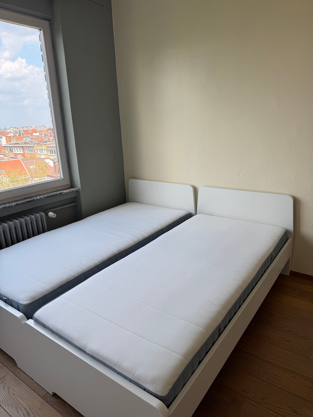 2x IKEA Askvoll Eenpersoonsbed (90x200 cm) incl. Matras, 90 cm, Enlèvement, 200 cm, Blanc