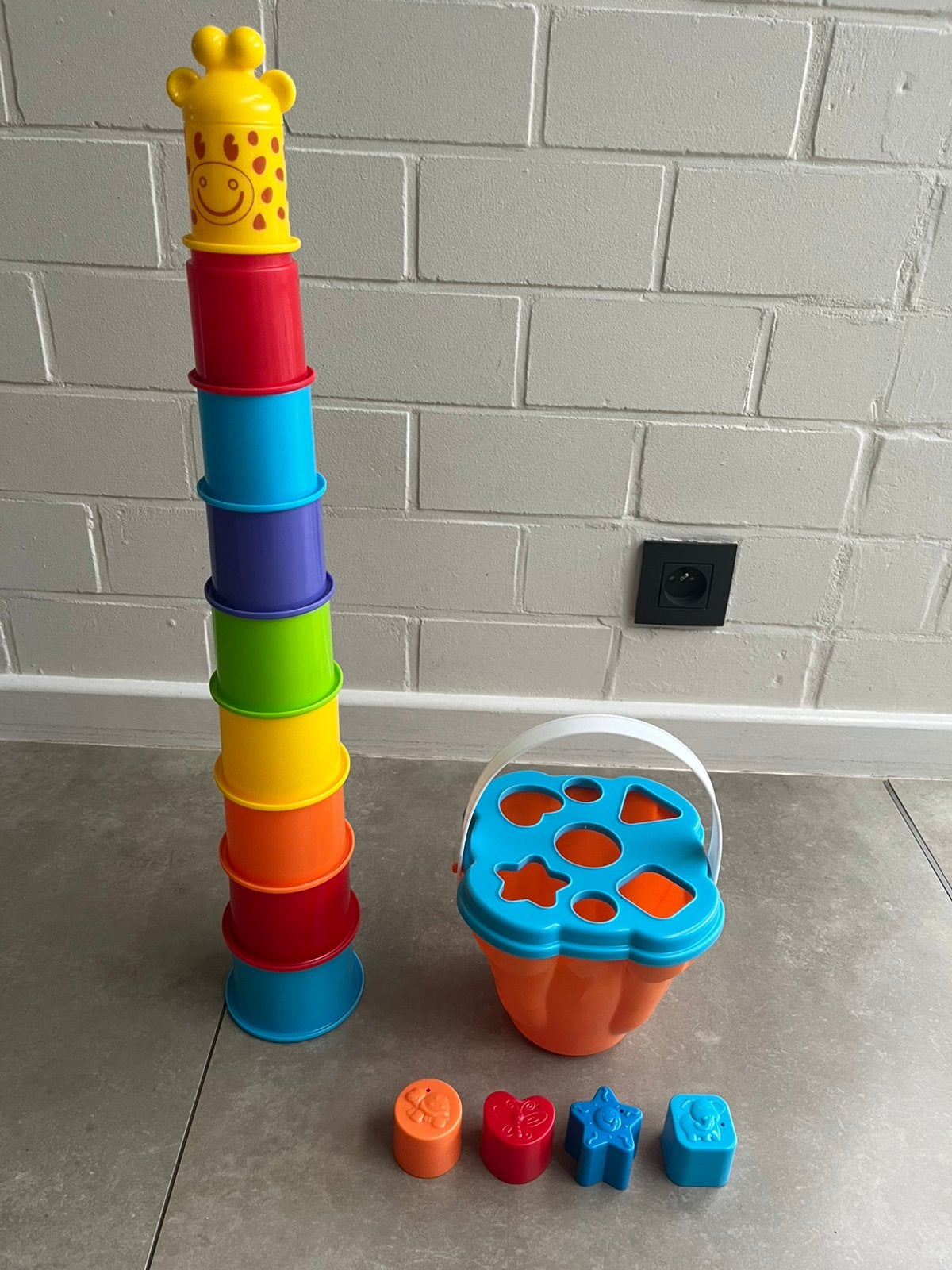 Gobelets empilables + seau et trieur de formes, Enlèvement ou Envoi, Comme neuf