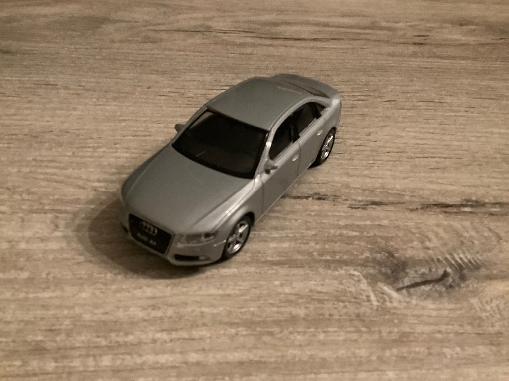 Maquette miniature Audi A4 (échelle 1/43), Enlèvement ou Envoi, Comme neuf, Voiture, Autres marques