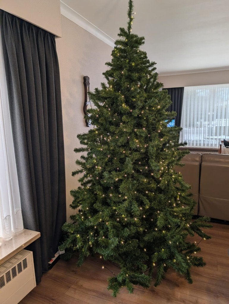 Grote kunstkerstboom 2m40 incl rieten huls, Diversen, Kerst, Ophalen, Gebruikt