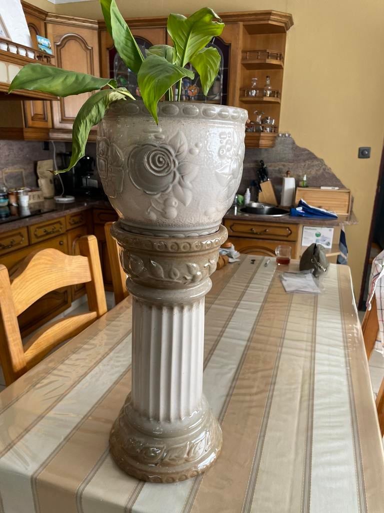 Fraai bewerkte bloembak op zuil , 64 cm hoog, Ophalen of Verzenden, Zo goed als nieuw, Balkon