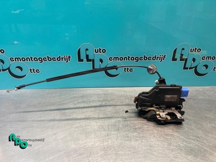 Serrure portière mécanique 2portes droite d'un Volkswagen, Volkswagen, -, 3 mois de garantie, Utilisé