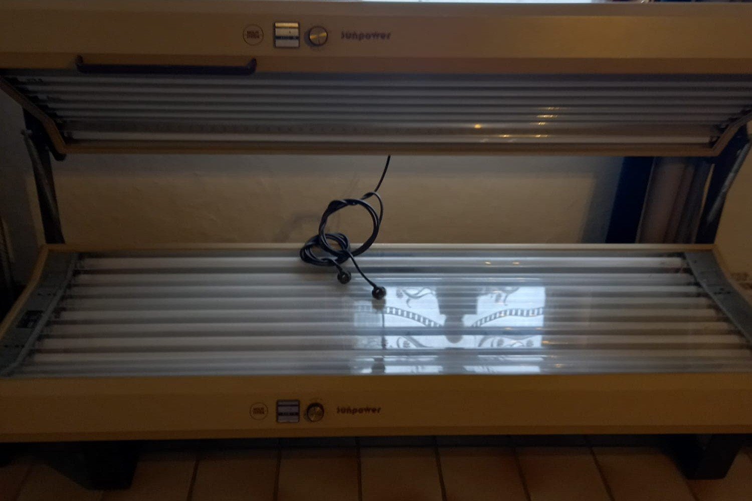 Zonnebank in werkende staat met hoofdventilatoren, Ophalen, Zo goed als nieuw, Zonnebank dubbelzijdig