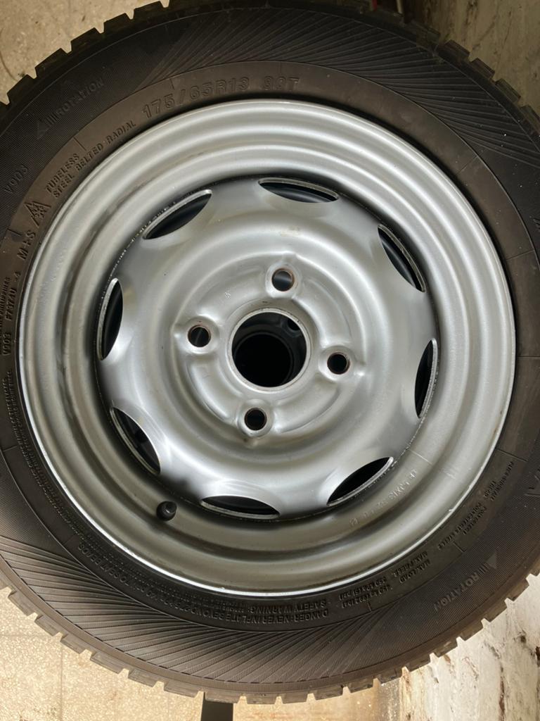 Toyota velgen op zgan banden, Autos : Pièces & Accessoires, Pneus & Jantes, Pneus et Jantes, 4 Saisons, 175 mm, Véhicule de tourisme