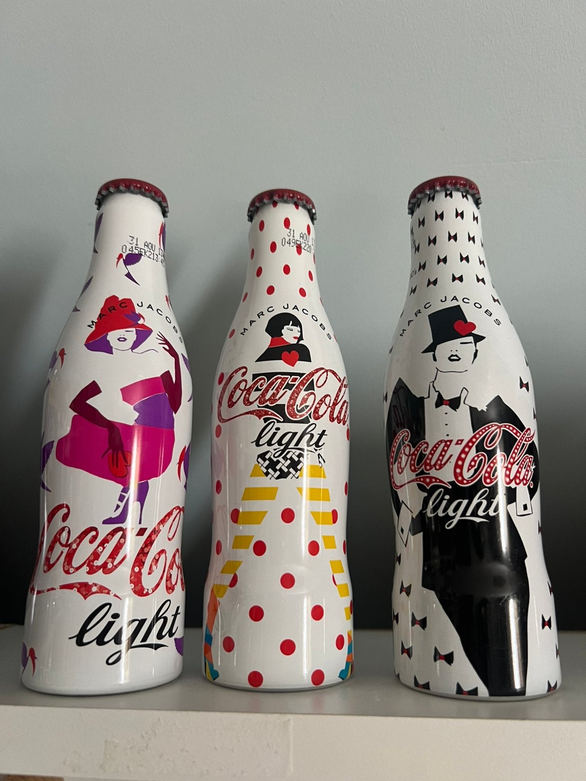 Cola flesjes Marc Jacobs, Ophalen