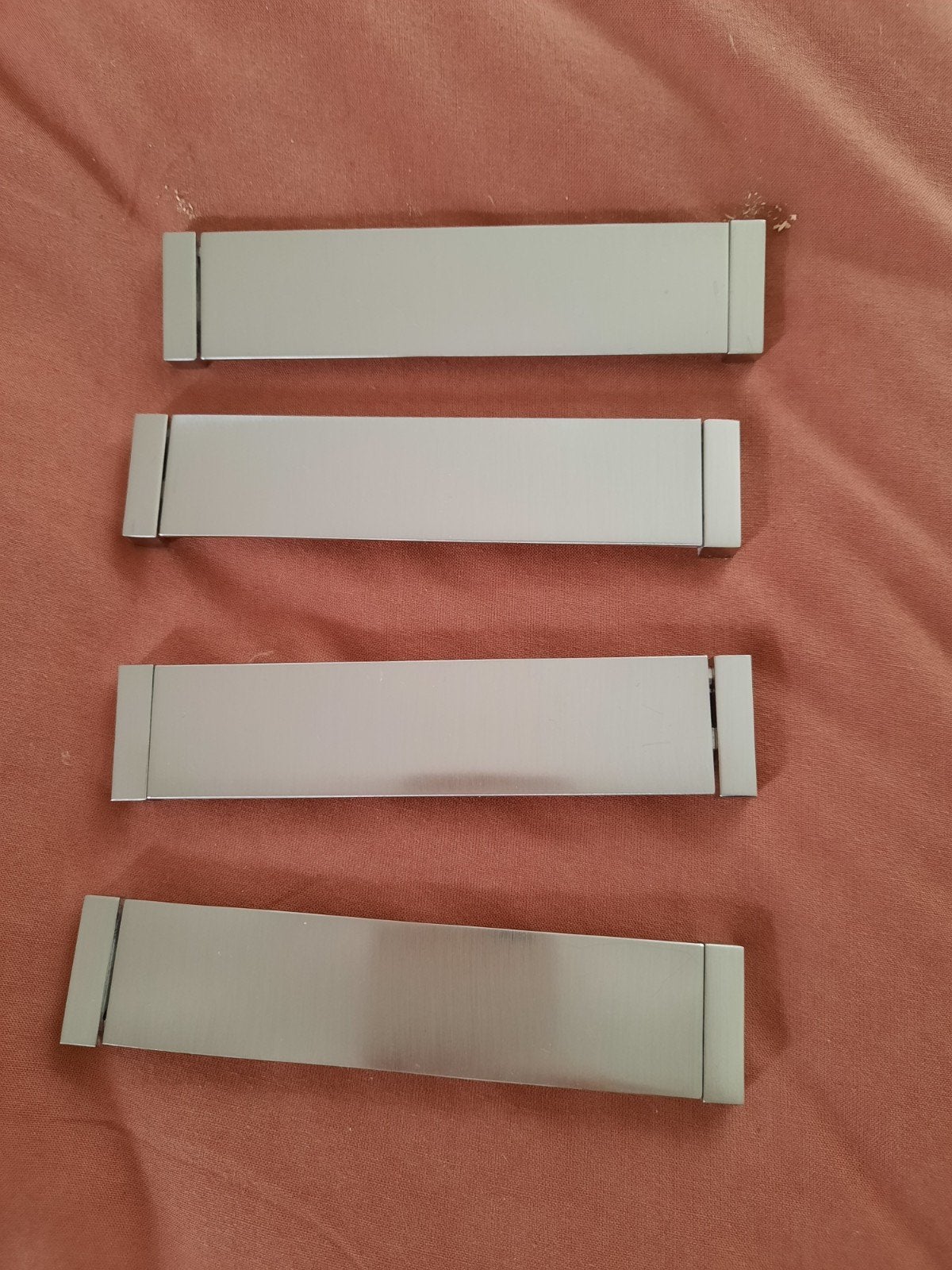 Poignées de porte pour armoire