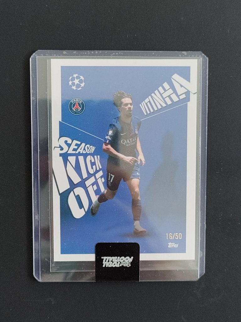 2025 TOPPS Total Football Vitinha PSG 16/50 kaart, Ophalen of Verzenden, Nieuw, Spelerskaart