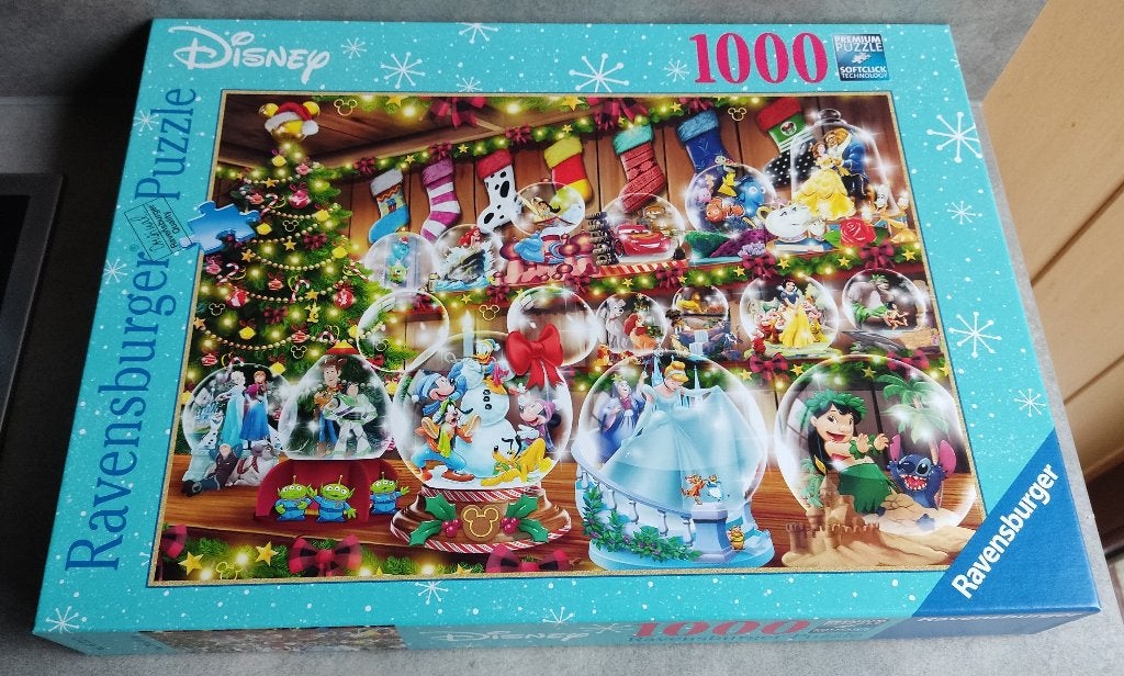 puzzel ravensburger disney sneeuwglobes 1000 stuks kerstmis, Ophalen of Verzenden, 500 t/m 1500 stukjes, Zo goed als nieuw, Legpuzzel