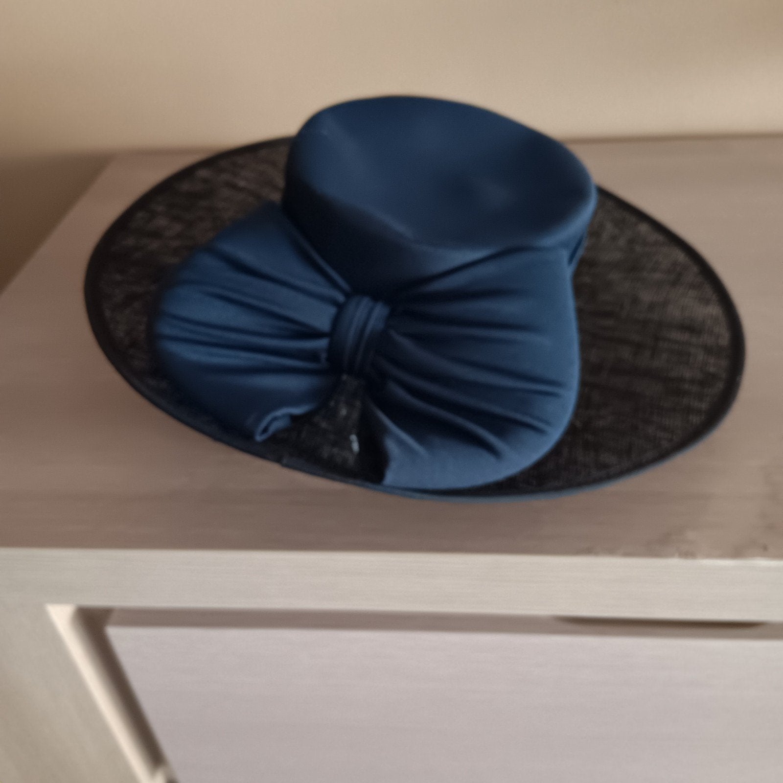 chapeau pour femme, Enlèvement