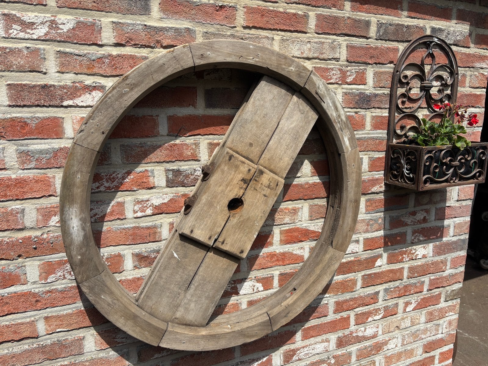Antiek houten aandrijfwiel, Enlèvement