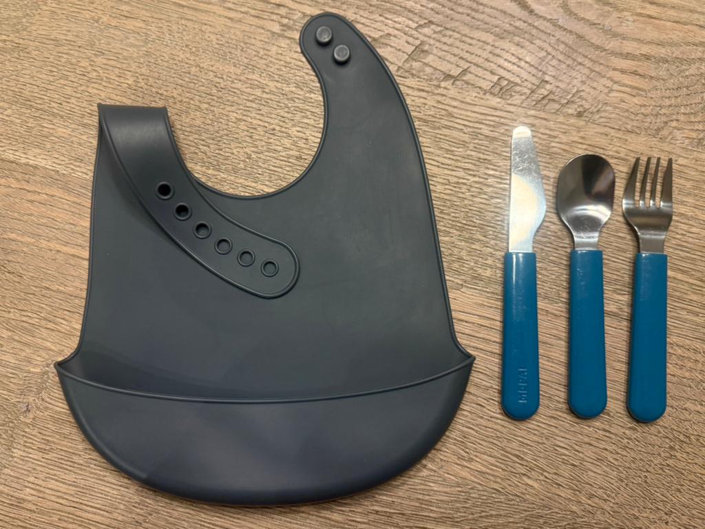 2 siliconen slabbetjes + 2x bestek + 2X Snack Container  +…, Kinderen en Baby's, Ophalen, Zo goed als nieuw