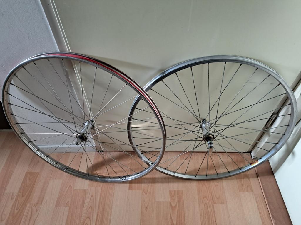 Roues de vélo 28x1,2 pouces et panier - Usagé, bon état, Enlèvement, Comme neuf, Autres types