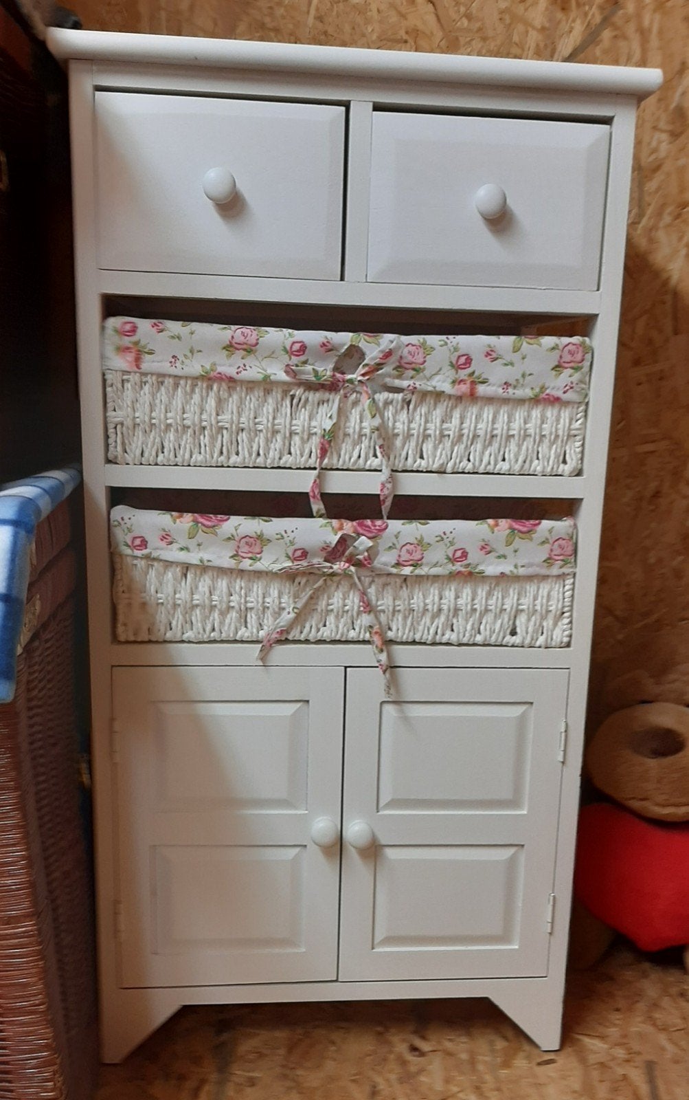 Joli meuble blanc et fleuri, 3 ou 4 tiroirs, Enlèvement, Comme neuf, Autres essences de bois