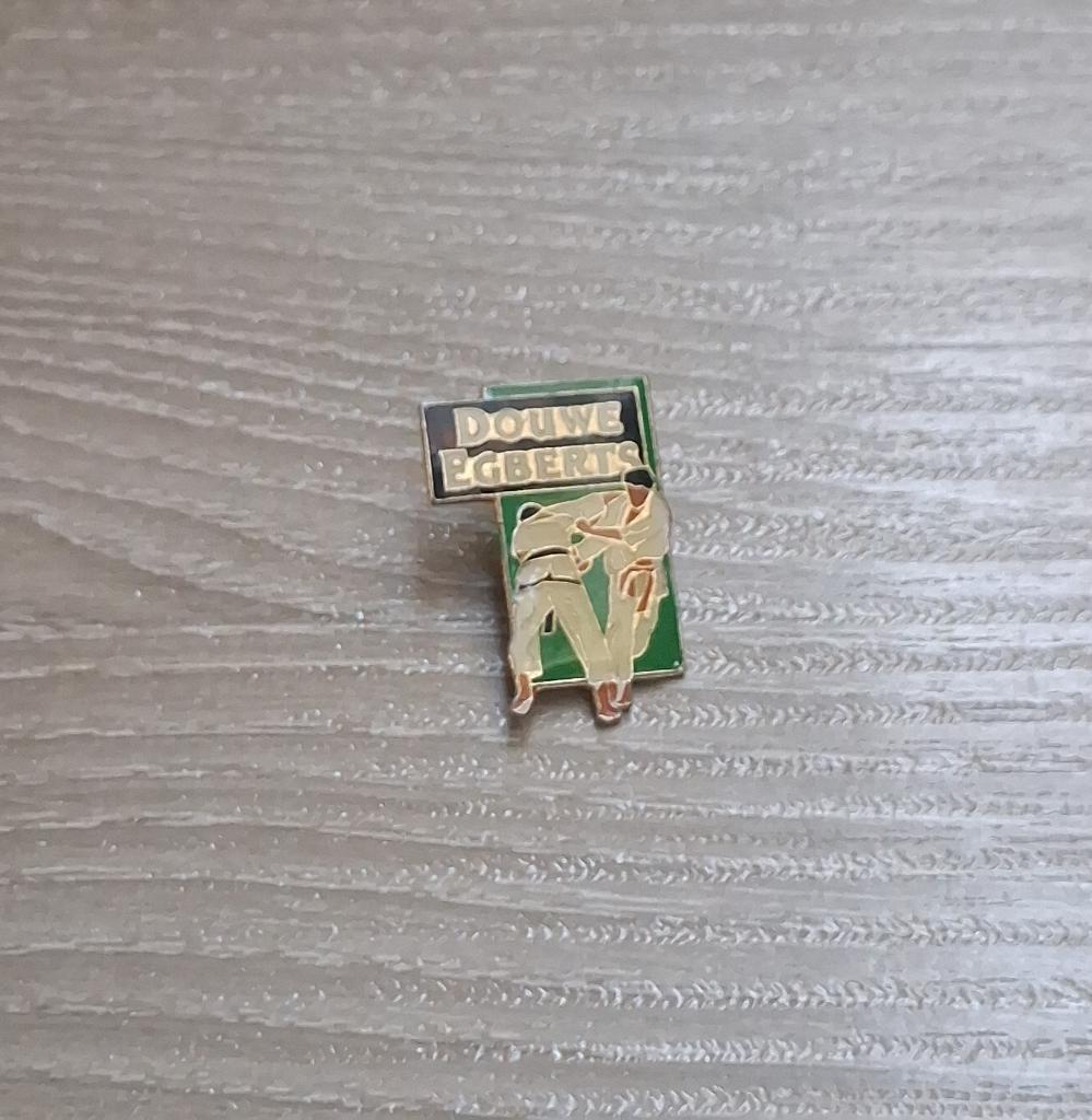 PIN - DOUWE EGBERTS - KOFFIE - CAFE - JUDO - VECHTSPORT, Verzenden, Gebruikt, Merk, Speldje of Pin