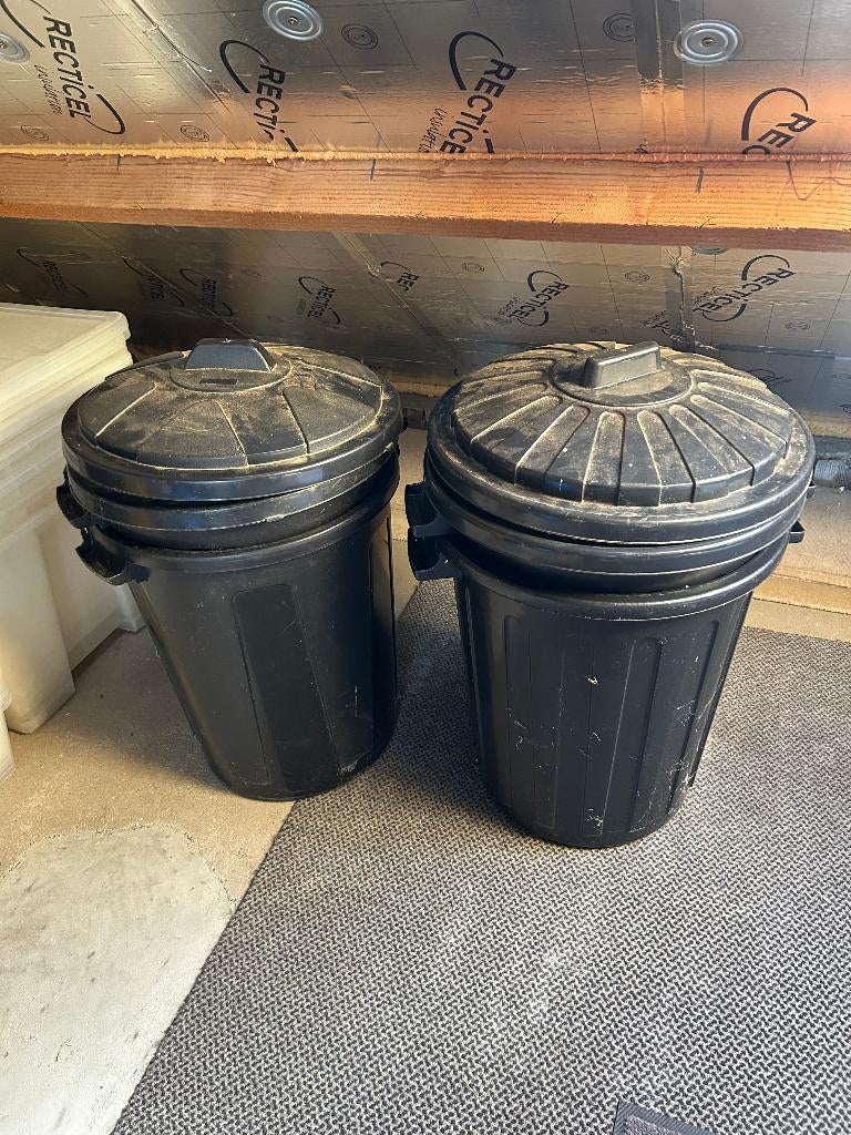 4 grandes poubelles avec couvercles, Pâturage, 4 chevaux ou poneys ou plus