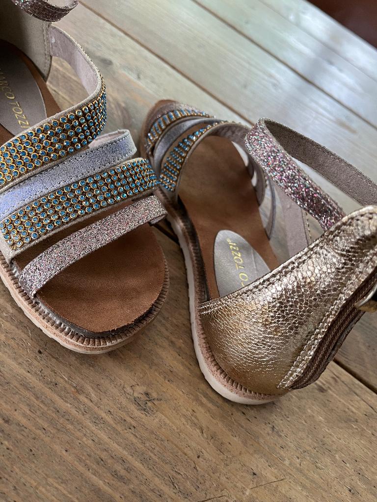 MARCO TOZZI, sandalen goud en pareltjes 35, Meisje, Overige typen, Ophalen of Verzenden, Zo goed als nieuw