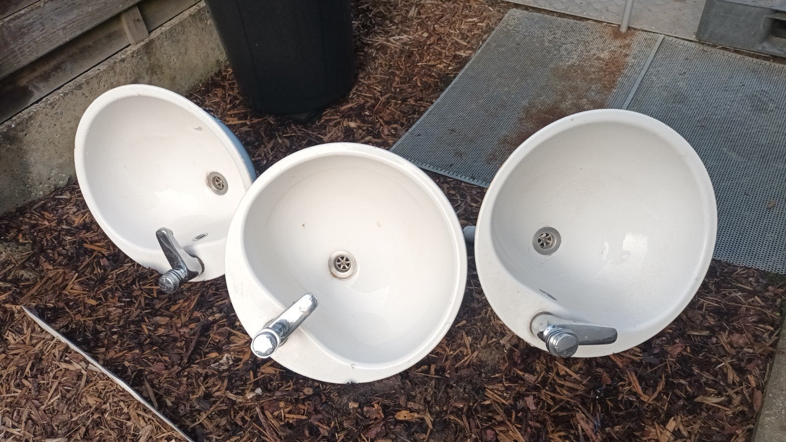 3 ijzeren lavabo met kraan, Ophalen