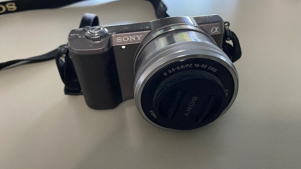 Sony ILCE5100 met 16-50 mm lens en tas, Ophalen, Gebruikt, Ingebouwde flitser, Sony