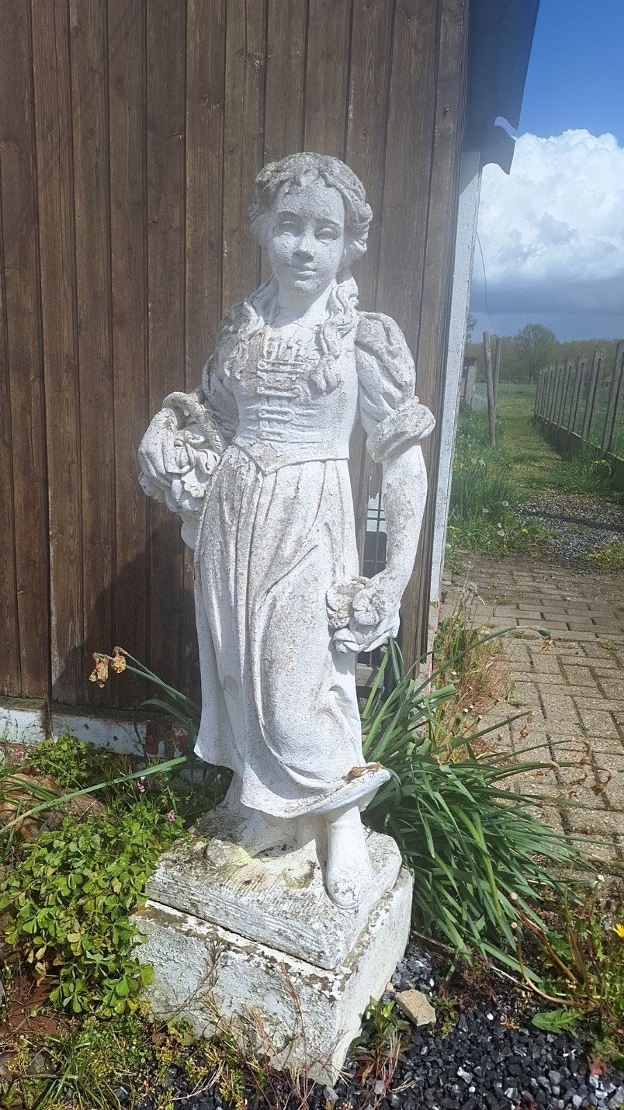 Tuinbeeld dame met bloemmenmand, Tuin en Terras, Tuinbeelden, Ophalen, Gebruikt, Beton, Mensenbeeld