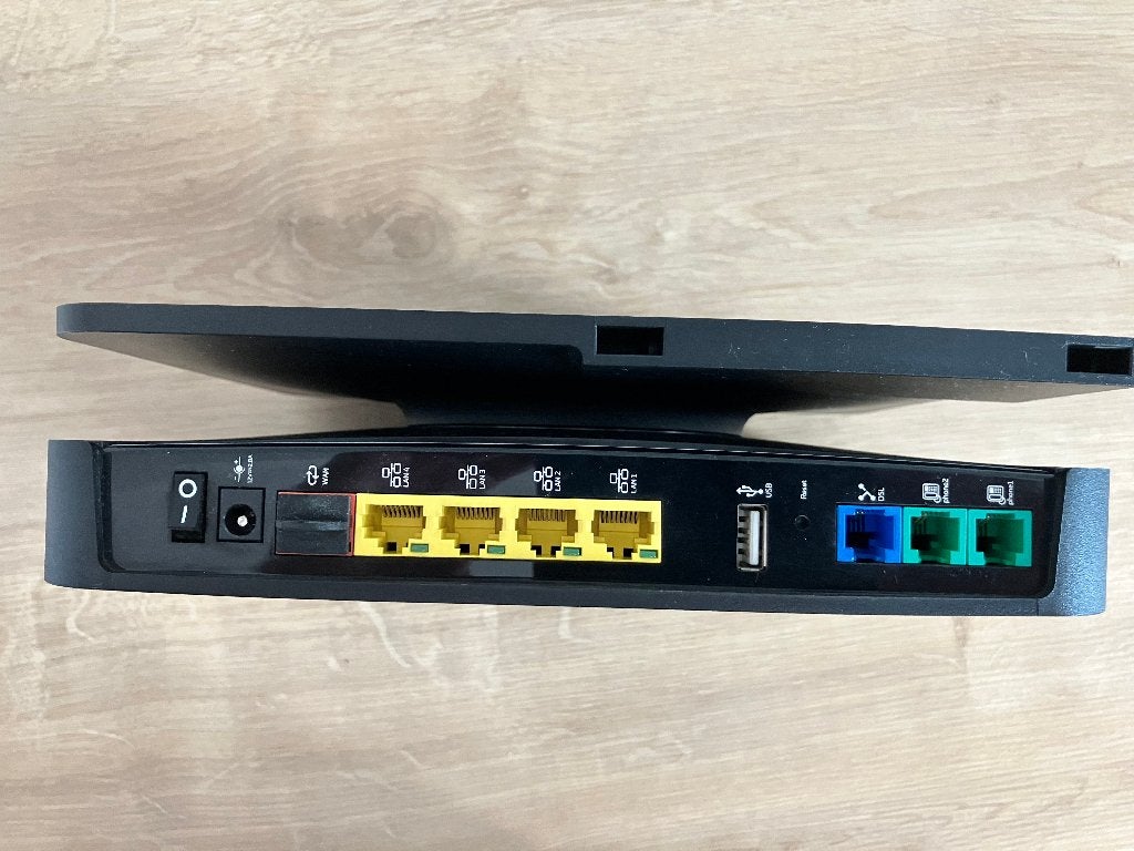 b-box 3v modemrouter, Computers en Software, Routers en Modems, Ophalen of Verzenden, Zo goed als nieuw, Router met modem