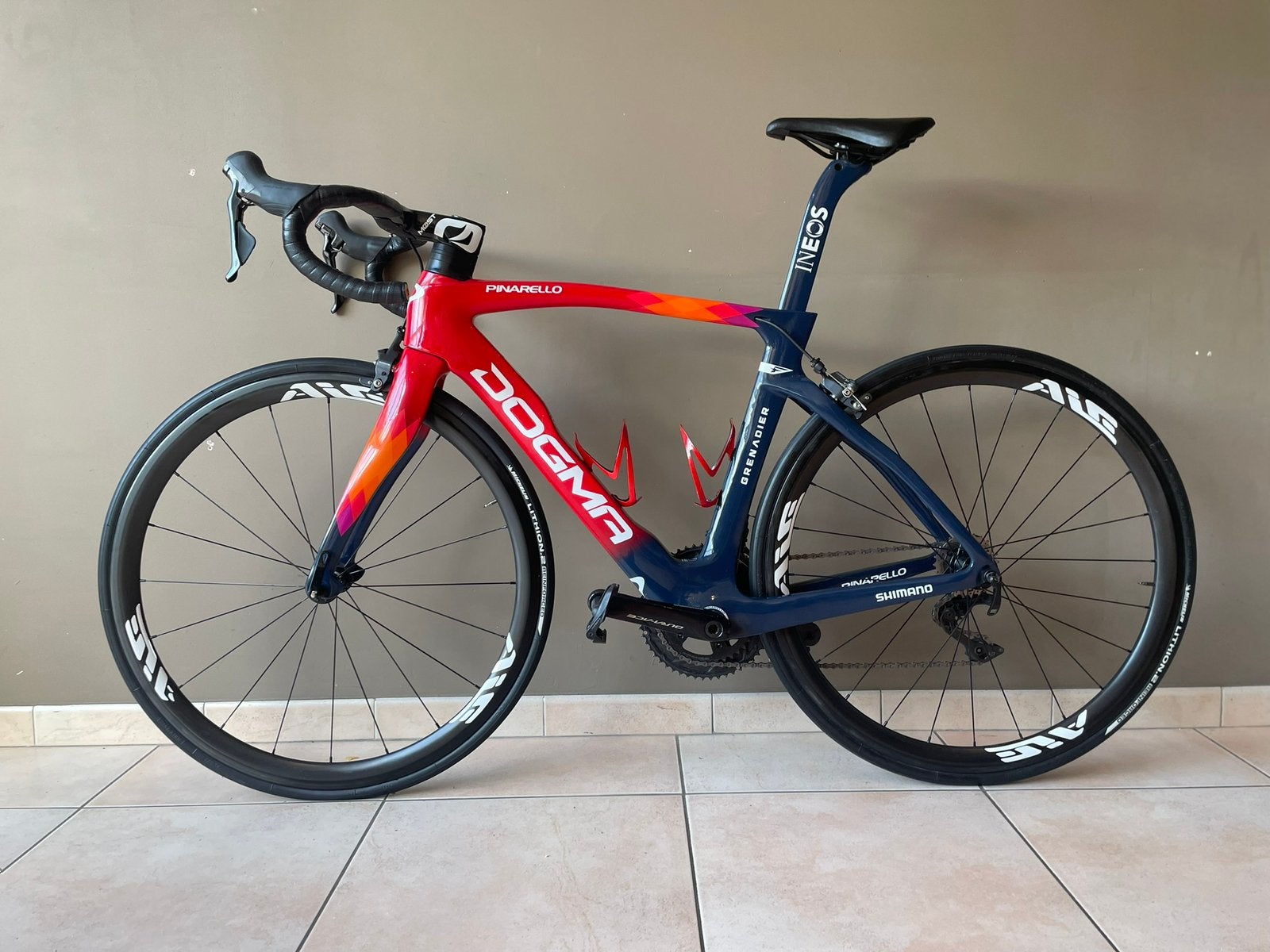 Racefiets Pinarello Dogma Ineos Grenadier Replica, Vélos & Vélomoteurs, Enlèvement, Comme neuf, Carbone