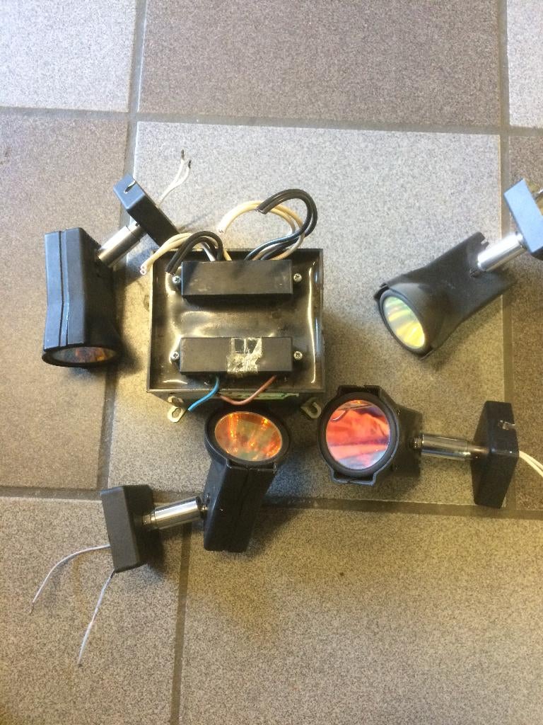 4 spots colorés avec transformateur pour mancave, Maison & Meubles, Lampes | Spots, LED, Spot encastrable ou Spot mural, Enlèvement