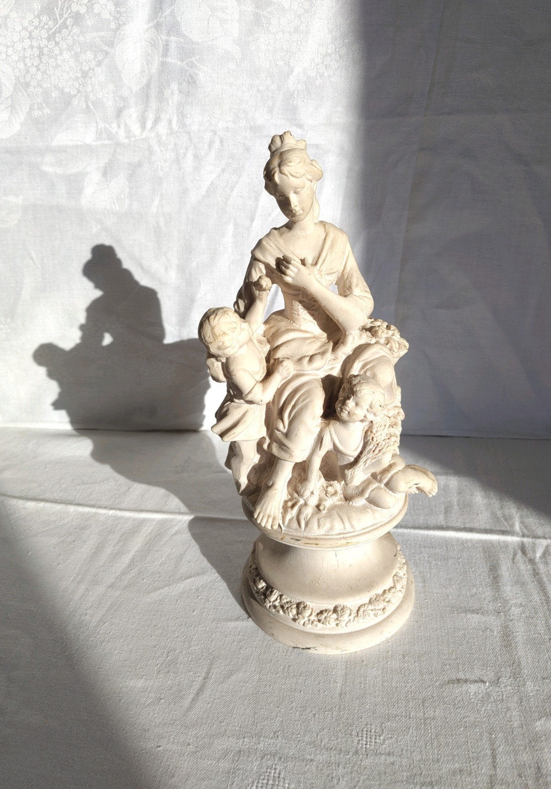 Klassiek decoratief beeld Moeder en haar twee kinderen, Ophalen of Verzenden, 20 - 50 cm, Scène, Beeld