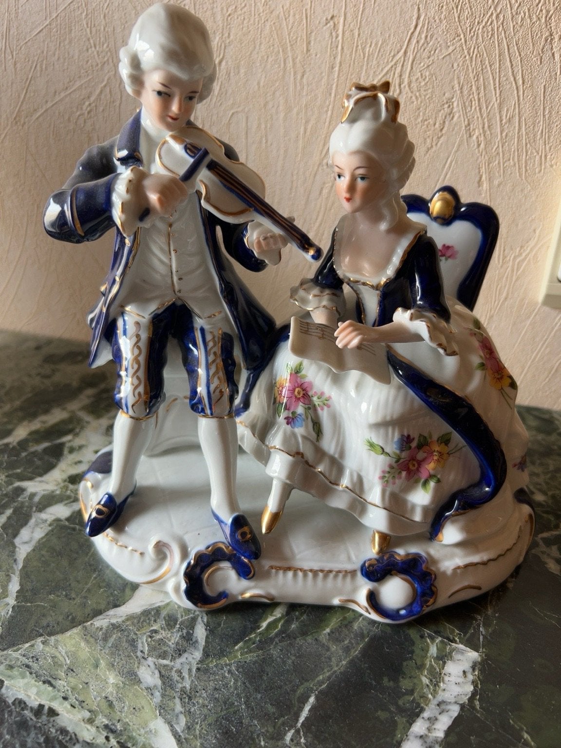 Beeldje in porselein, Ophalen