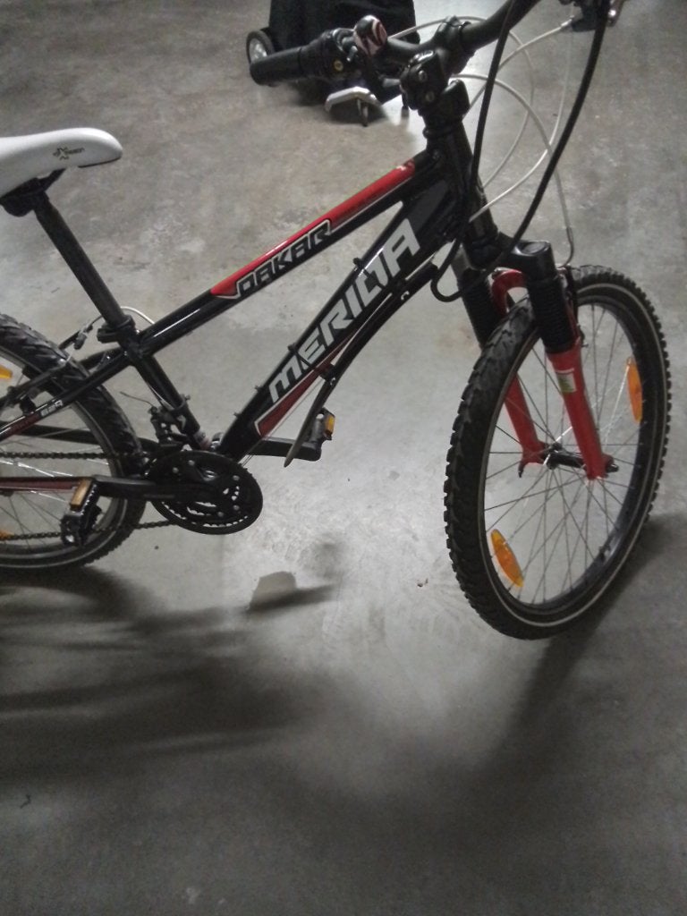 Kindfiets in rood zwarte kleur, Fietsen en Brommers, Brommers | Solex, Ophalen, Gebruikt, Overige modellen