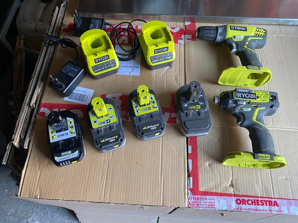 Lot outils RYOBI en tres bon etat avec 4 batteries et 2 char, Enlèvement, Utilisé