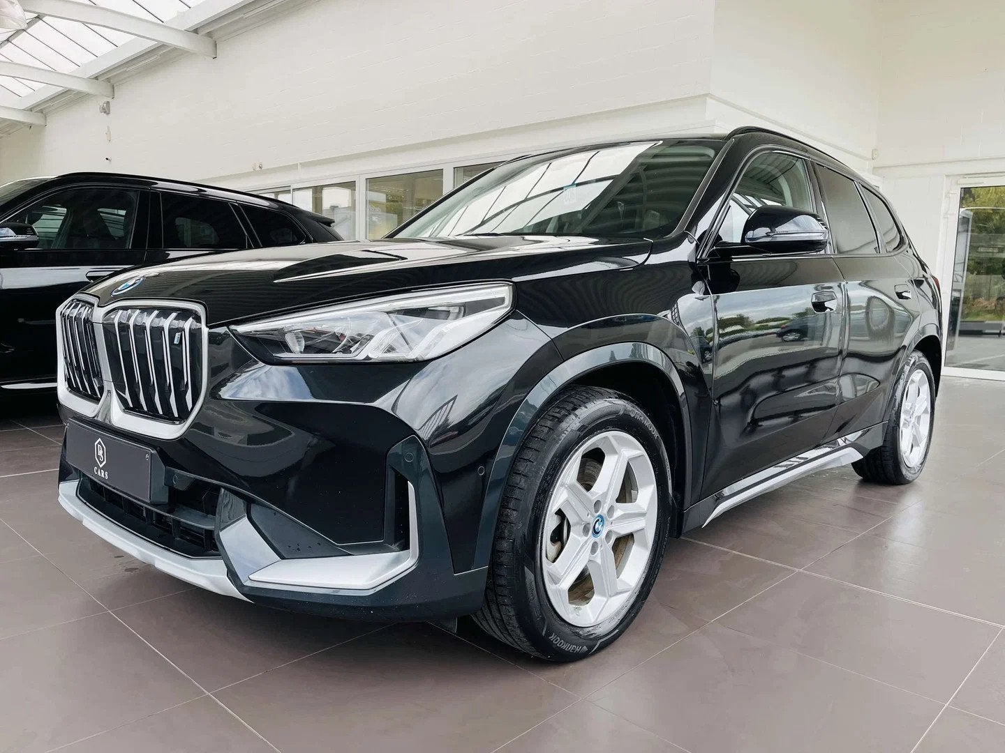 BMW iX1 66.5 kWh xDrive30 * GARANTIE + X-LINE + LED + GPS +, Auto's, Automaat, Gebruikt, Zwart, Zwart