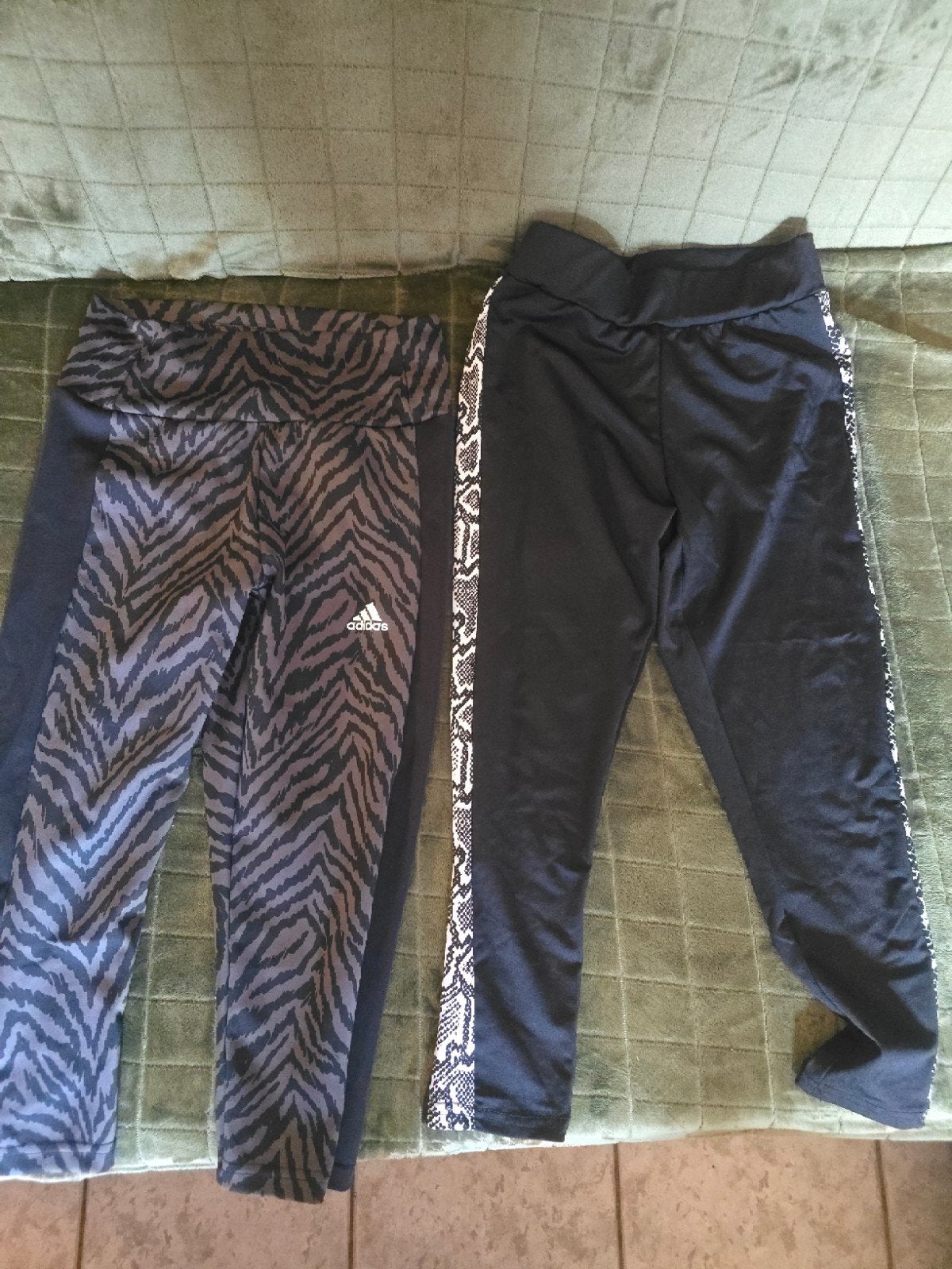 2 korte legging en 2 T-shirts, Vêtements | Femmes, Leggings, Collants & Bodies, Enlèvement, Taille 36/38 (S), Legging
