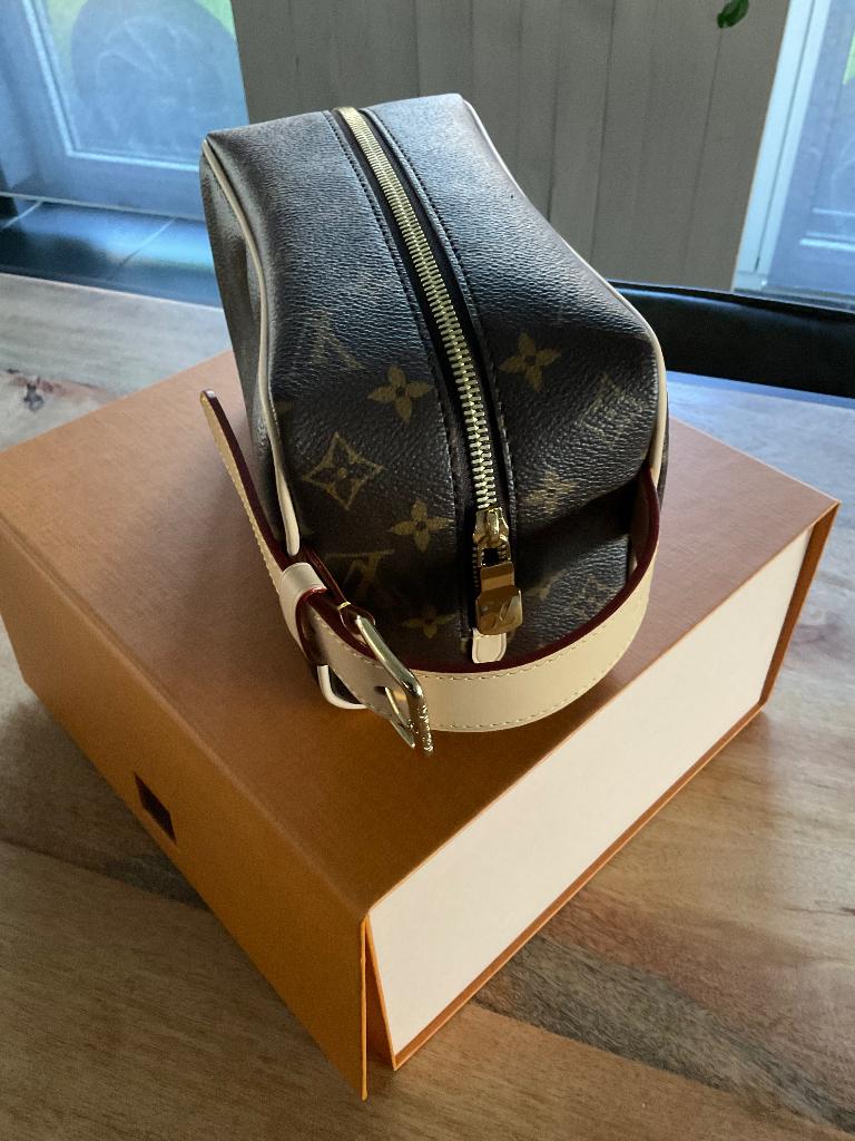 Louis Vuitton Dopp Kit NIEUW, Bijoux, Sacs & Beauté, Porte-monnaie & Portefeuilles, Enlèvement, Neuf, Brun, Autres marques