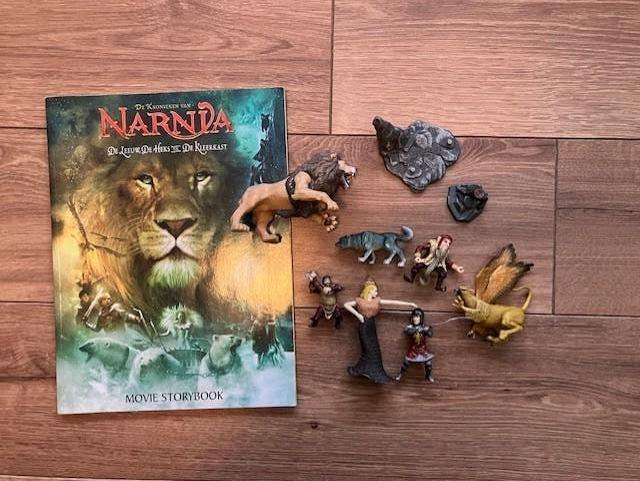 Disney Chronicles of Narnia movie storybook en hasbro figuur, Ophalen of Verzenden, Gebruikt