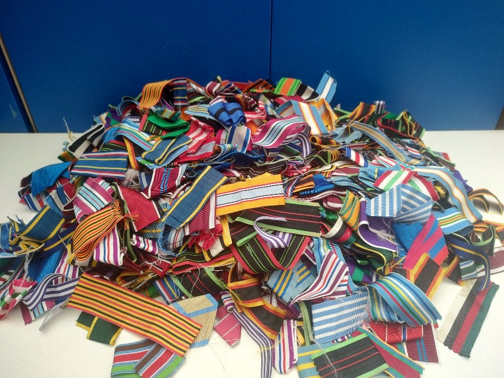 Groot lot medaille linten allerlei, Collections, Envoi