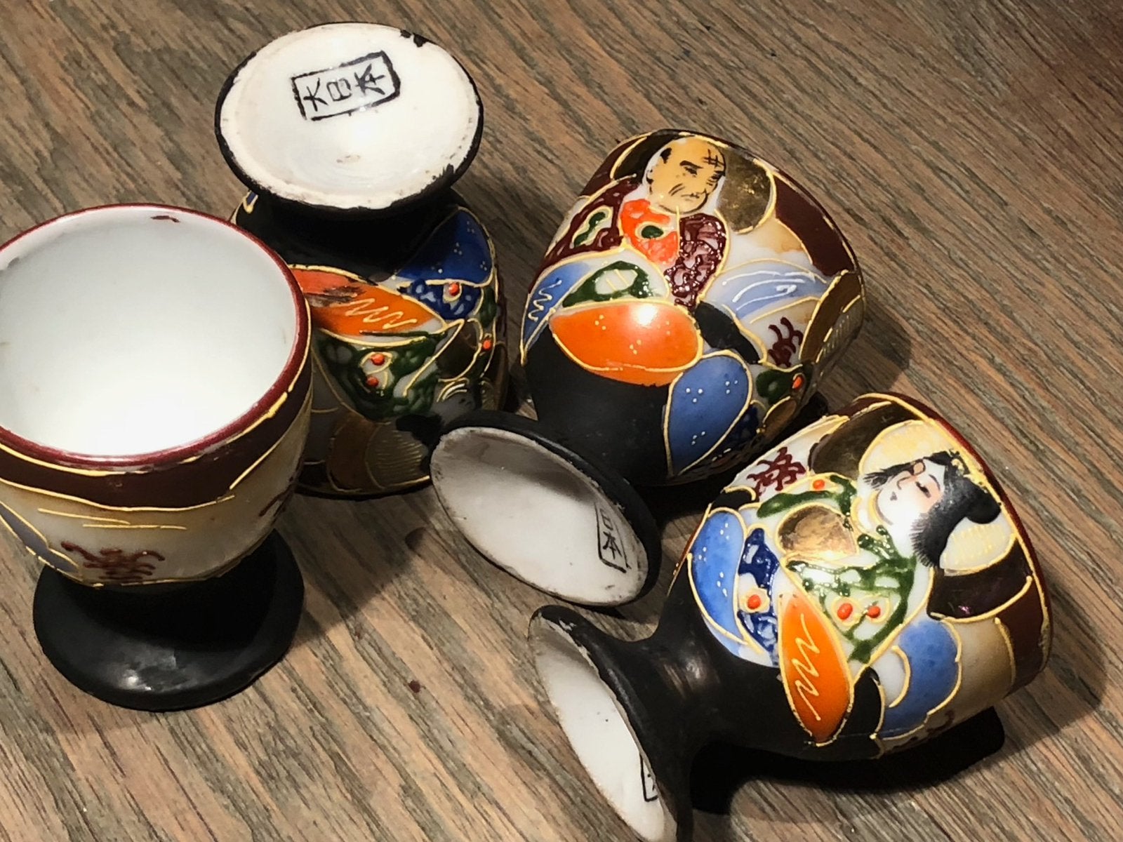 Set van 4 handbeschilderde Japanse eierdopjes. Satsuma stijl, Antiek en Kunst, Antiek | Porselein, Ophalen of Verzenden