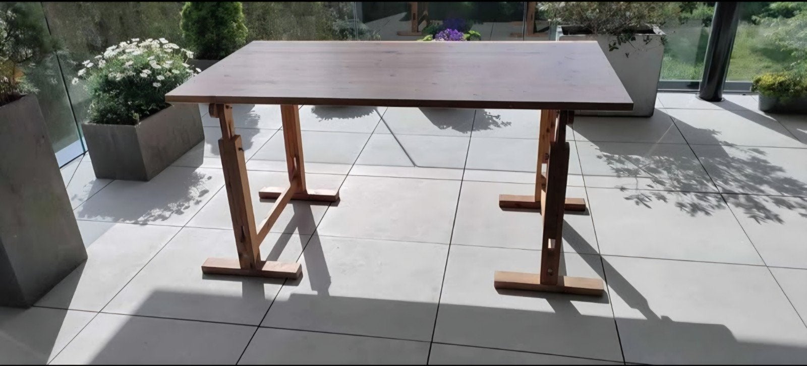 Plateau de table avec deux tréteaux. Le tout en bois massif., Enlèvement, Utilisé, Bois