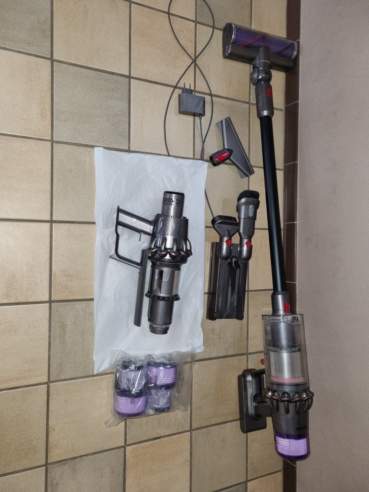 Dyson V11 fonctionne mais lire annonce, Electroménager, Enlèvement, Utilisé, Aspirateur balai, Dyson