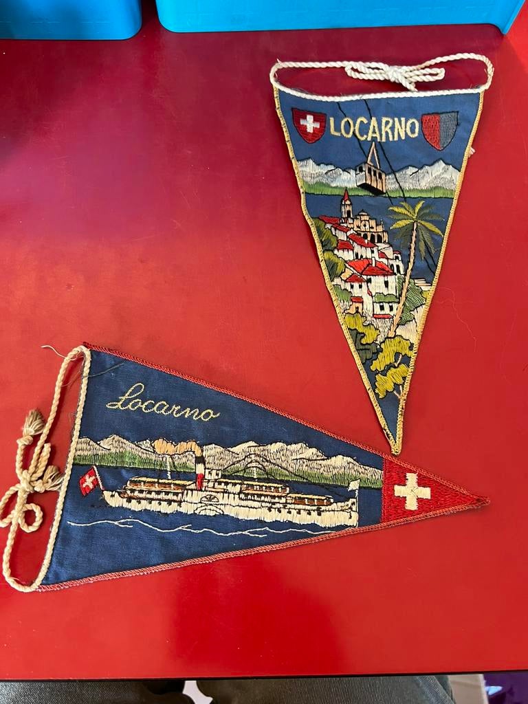 2 vintage geborduurde vlagjes.  Locarno. Zwitserland, Antiek en Kunst, Ophalen of Verzenden